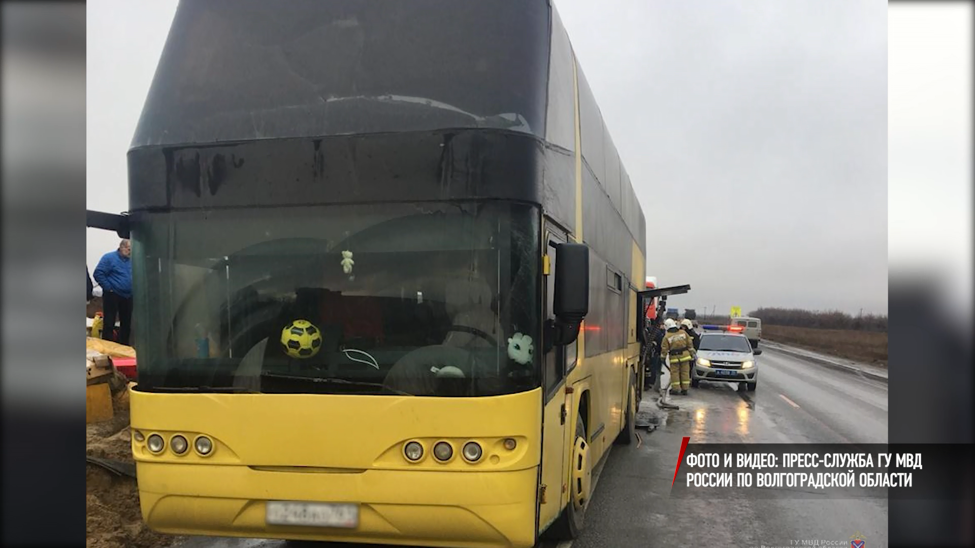 В Волгоградской области на трассе загорелся пассажирский автобус